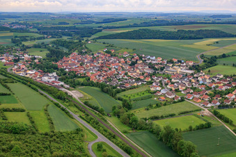 Vue aérienne de Vue du village depuis l'ouest à le quartier Gänheim in Arnstein dans le département Bavière, Allemagne