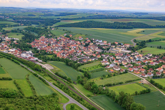 Vue aérienne de Vue du village depuis l'ouest à le quartier Gänheim in Arnstein dans le département Bavière, Allemagne