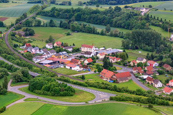 Vue aérienne de Zone commerciale Raiffeisenstraße avec Boat Service Manager à le quartier Gänheim in Arnstein dans le département Bavière, Allemagne