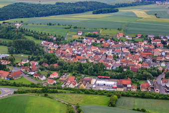 Vue aérienne de Centre du village avec St. Laurentius à le quartier Gänheim in Arnstein dans le département Bavière, Allemagne