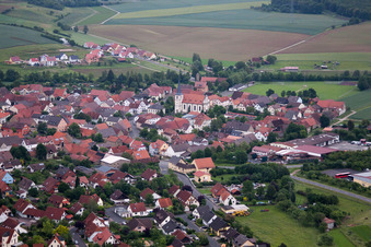 Vue aérienne de Vue sur le village à le quartier Zeuzleben in Werneck dans le département Bavière, Allemagne