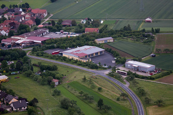 Vue aérienne de Compagnie de bus à le quartier Zeuzleben in Werneck dans le département Bavière, Allemagne