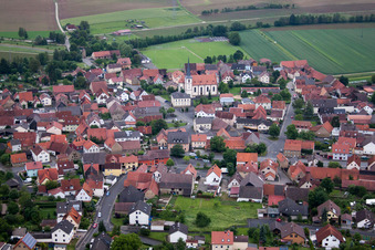 Vue aérienne de Vue sur le village à le quartier Zeuzleben in Werneck dans le département Bavière, Allemagne