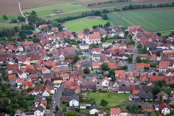 Vue oblique de Vue sur le village à le quartier Zeuzleben in Werneck dans le département Bavière, Allemagne