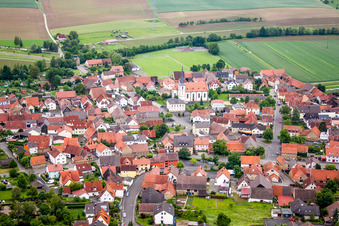 Vue sur le village à le quartier Zeuzleben in Werneck dans le département Bavière, Allemagne d'en haut