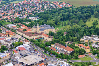 Vue aérienne de Parc du château et château Werneck avec église du château et maison Albert Schweitzer à Werneck dans le département Bavière, Allemagne