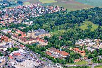 Vue aérienne de Parc du château et château Werneck avec église du château et maison Albert Schweitzer à Werneck dans le département Bavière, Allemagne