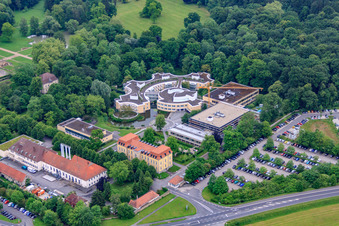 Photographie aérienne de Hôpital de psychiatrie, de psychothérapie et de médecine psychosomatique Schloss Werneck à Werneck dans le département Bavière, Allemagne