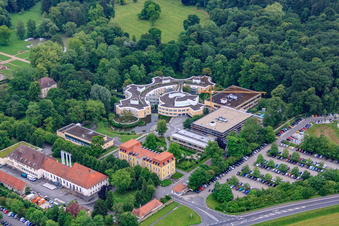 Vue oblique de Hôpital de psychiatrie, de psychothérapie et de médecine psychosomatique Schloss Werneck à Werneck dans le département Bavière, Allemagne