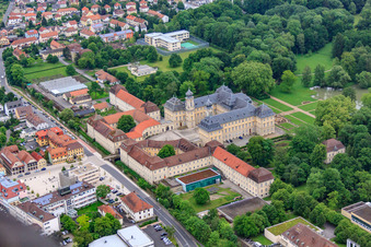 Photographie aérienne de Parc du château et château Werneck avec église du château et maison Albert Schweitzer à Werneck dans le département Bavière, Allemagne