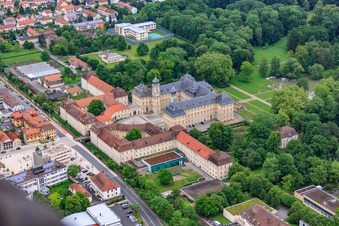 Vue oblique de Parc du château et château Werneck avec église du château et maison Albert Schweitzer à Werneck dans le département Bavière, Allemagne