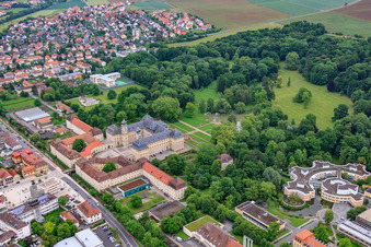 Parc du château et château Werneck avec église du château et maison Albert Schweitzer à Werneck dans le département Bavière, Allemagne d'en haut
