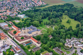 Parc du château et château Werneck avec église du château et maison Albert Schweitzer à Werneck dans le département Bavière, Allemagne hors des airs