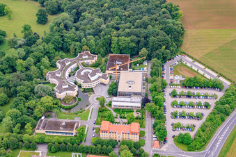 Hôpital de psychiatrie, de psychothérapie et de médecine psychosomatique Schloss Werneck à Werneck dans le département Bavière, Allemagne vue d'en haut