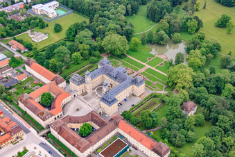 Parc du château et château Werneck avec église du château et maison Albert Schweitzer à Werneck dans le département Bavière, Allemagne vue d'en haut