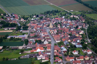 Vue aérienne de Bâtiment d'église au centre du village à le quartier Ettleben in Werneck dans le département Bavière, Allemagne