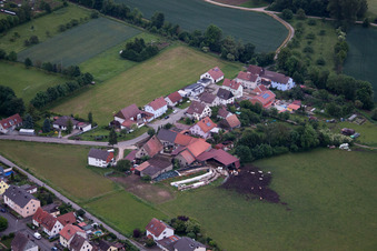 Vue aérienne de Mühlstr à le quartier Ettleben in Werneck dans le département Bavière, Allemagne