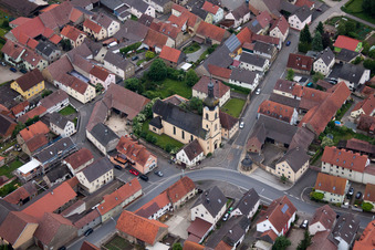 Vue aérienne de Bâtiment d'église au centre du village à le quartier Ettleben in Werneck dans le département Bavière, Allemagne
