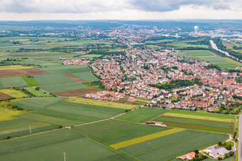 Vue aérienne de Vue des rues et des maisons dans les quartiers résidentiels à Bergrheinfeld dans le département Bavière, Allemagne