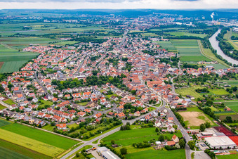 Vue aérienne de Les rives du Main à Bergrheinfeld dans le département Bavière, Allemagne