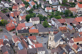 Vue aérienne de Église Notre-Dame de la Douleur à Bergrheinfeld dans le département Bavière, Allemagne