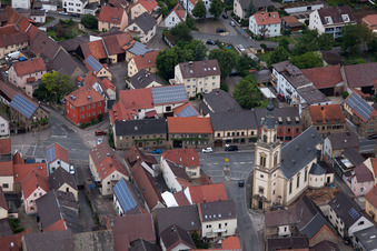 Vue aérienne de Église Notre-Dame de la Douleur à Bergrheinfeld dans le département Bavière, Allemagne