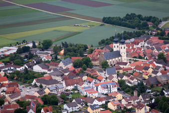 Vue aérienne de Bâtiment d'église au centre du village à Grafenrheinfeld dans le département Bavière, Allemagne