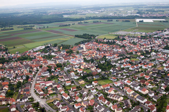 Vue aérienne de Vue des rues et des maisons dans les quartiers résidentiels à Bergrheinfeld dans le département Bavière, Allemagne