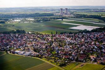 Vue aérienne de Les rives du Main devant la centrale nucléaire désaffectée de Gräfenrheinfeld à le quartier Hirschfeld in Röthlein dans le département Bavière, Allemagne