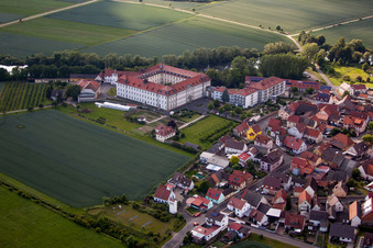 Vue aérienne de Complexe de bâtiments du monastère Maria Hilf à le quartier Heidenfeld in Röthlein dans le département Bavière, Allemagne