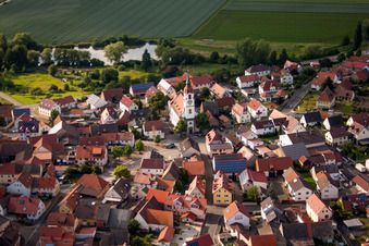 Vue aérienne de Les rives du Main à le quartier Hirschfeld in Röthlein dans le département Bavière, Allemagne