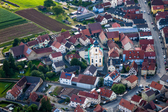 Vue aérienne de Église de Tous les Saints Theilheim à le quartier Theilheim in Waigolshausen dans le département Bavière, Allemagne