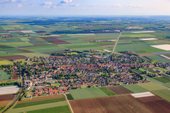 Vue aérienne de Vue du nord à Bergtheim dans le département Bavière, Allemagne