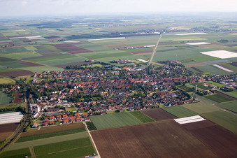 Vue aérienne de Vue des rues et des maisons dans les quartiers résidentiels à Bergtheim dans le département Bavière, Allemagne