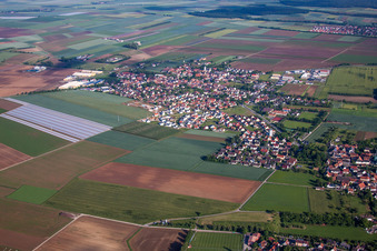 Vue aérienne de Vue des rues et des maisons dans les quartiers résidentiels à Unterpleichfeld dans le département Bavière, Allemagne