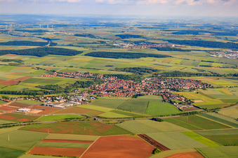 Vue aérienne de Vue de la ville depuis le nord-ouest au-delà de la B19 à Estenfeld dans le département Bavière, Allemagne