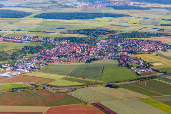 Vue aérienne de Vue des rues et des maisons dans les quartiers résidentiels à Rimpar dans le département Bavière, Allemagne