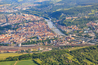 Vue aérienne de Entre la gare centrale et le Main à le quartier Altstadt in Würzburg dans le département Bavière, Allemagne