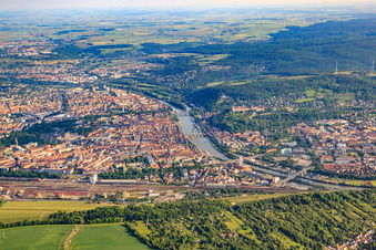 Vue aérienne de Entre la gare centrale et le Main à le quartier Altstadt in Würzburg dans le département Bavière, Allemagne