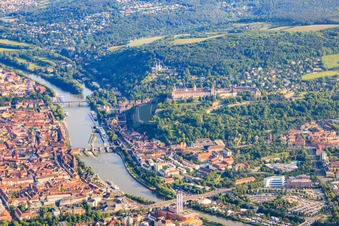 Vue aérienne de Forteresse de Marienberg au-dessus du Main avec trois ponts principaux et une écluse à le quartier Altstadt in Würzburg dans le département Bavière, Allemagne