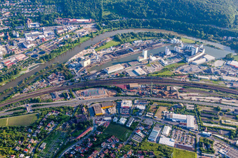 Vue aérienne de Quais et postes d'amarrage des navires dans le bassin portuaire du port intérieur de Neuer Hafen am Main à le quartier Dürrbachtal in Würzburg dans le département Bavière, Allemagne