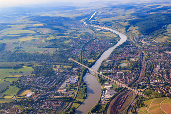 Vue aérienne de Pont de Maintal Veitshöchheim pour le chemin de fer à Margetshöchheim dans le département Bavière, Allemagne