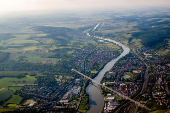 Photographie aérienne de Pont ferroviaire-fluvial sur le Main à Veitshöchheim dans le département Bavière, Allemagne