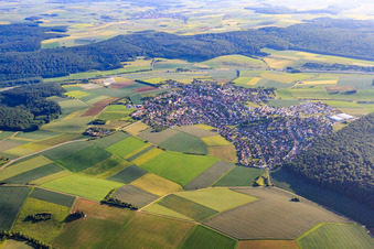 Vue aérienne de Vue de la ville depuis le nord-est à Waldbrunn dans le département Bavière, Allemagne