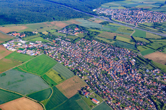Vue aérienne de Vue de la ville depuis le nord (derrière l'A3 Kist) à Eisingen dans le département Bavière, Allemagne