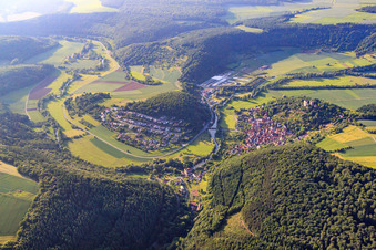 Vue aérienne de Drof dans une boucle de la Tauber à le quartier Gamburg in Werbach dans le département Bade-Wurtemberg, Allemagne