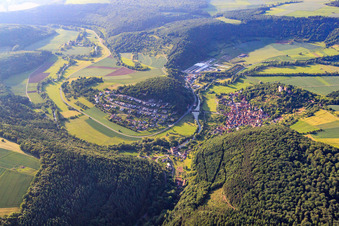 Photographie aérienne de Drof dans une boucle de la Tauber à le quartier Gamburg in Werbach dans le département Bade-Wurtemberg, Allemagne