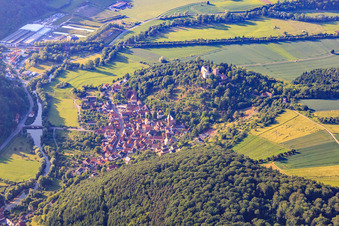 Château et parc du château Gamburg à le quartier Gamburg in Werbach dans le département Bade-Wurtemberg, Allemagne vue du ciel