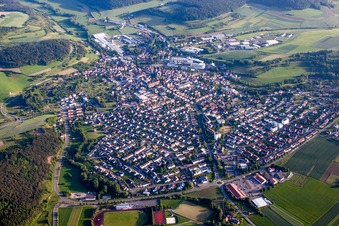 Vue aérienne de Vue des rues et des maisons dans les quartiers résidentiels à Hardheim dans le département Bade-Wurtemberg, Allemagne