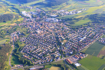 Vue aérienne de Vue d'ensemble de la ville depuis le nord à Hardheim dans le département Bade-Wurtemberg, Allemagne